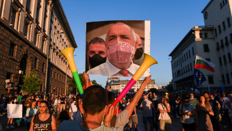Manifestació contra el Govern búlgar a Sofia durant l'estiu de 2020, amb un fotomuntatge de qui era primer ministre, Boyko Borissov, qui ha estat acusat continuadament de corrupció. Der Spiegel