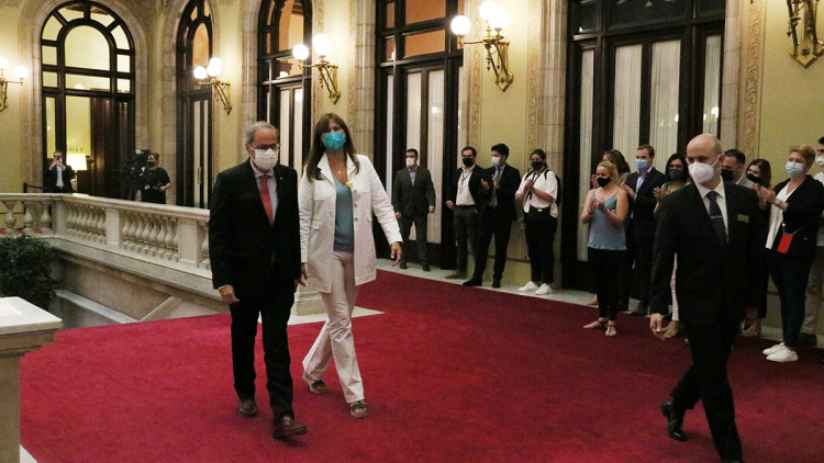 Pla general de l'expresident Quim Torra i la presidenta del Parlament, Laura Borràs, a les escales d'honor del Parlament el 28 de setembre del 2021. Agència Catalana de Notícies