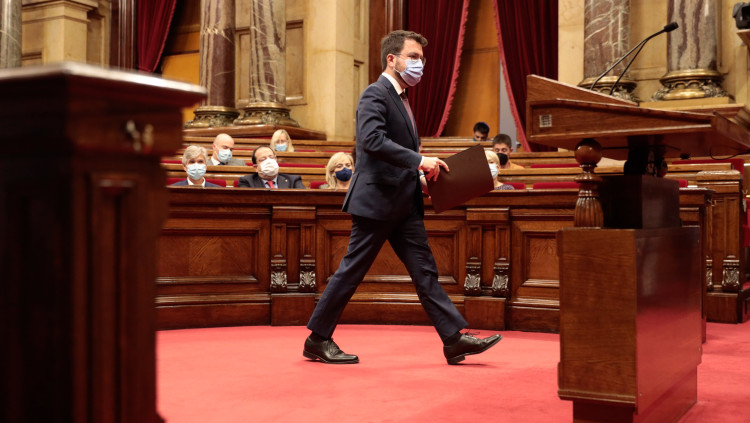 Pla obert del president del Govern, Pere Aragonès, dirigint-se cap al faristol durant el debat de política general del Parlament el 28 de setembre del 2021. Agència Catalana de Notícies