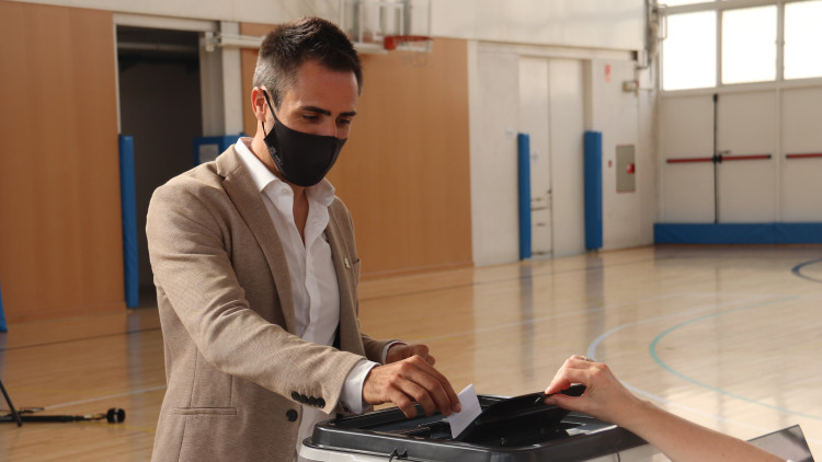 Pla mig de l'alcalde de Sant Julià de Ramis, Marc Puigtió, votant en la consulta popular per decidir el nom d'una plaça l'1 d'octubre de 2020. Agència Catalana de Notícies