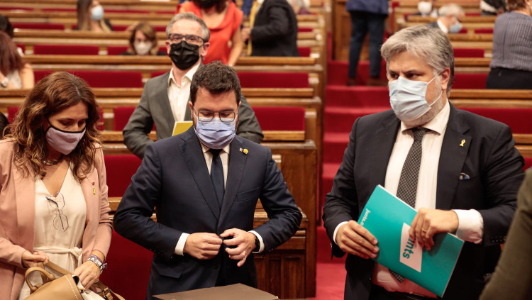El president de la Generalitat, Pere Aragonès, al costat del president del grup de JxCat, Albert Batet, al debat de política general, el 29 de setembre de 2021. Agència Catalana de Notícies