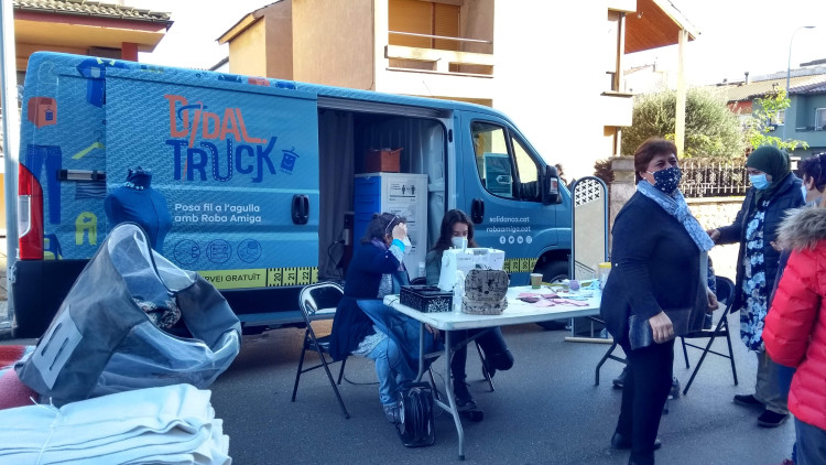 Ajuntament de Manlleu amb l’Associació Dones Solidàries i l’entitat Solidança