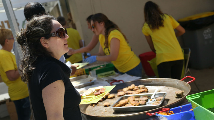 Una dona espera el seu torn a un dinar amb menjar recuperat organitzat a Castelldefels el passat diumenge 14 de maig.. Quique Badia
