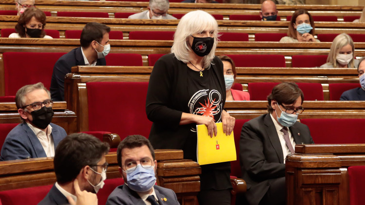 La presidenta del grup de la CUP, Dolors Sabater, passa pel costat del president de la Generalitat, Pere Aragonès, i el vicepresident, Jordi Puigneró, durant el debat de política general, el 30 de setembre de 2021. Agència Catalana de Notícies