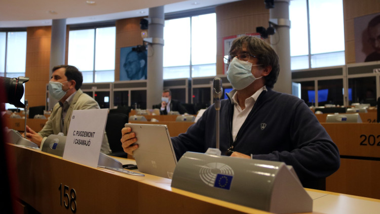 Pla lateral de l'expresident i eurodiputat de Junts Carles Puigdemont a la comissió de Comerç Internacional del Parlament Europeu, amb l'eurodiputat Toni Comín, a Brussel·les el 27 de setembre del 2021. Agència Catalana de Notícies