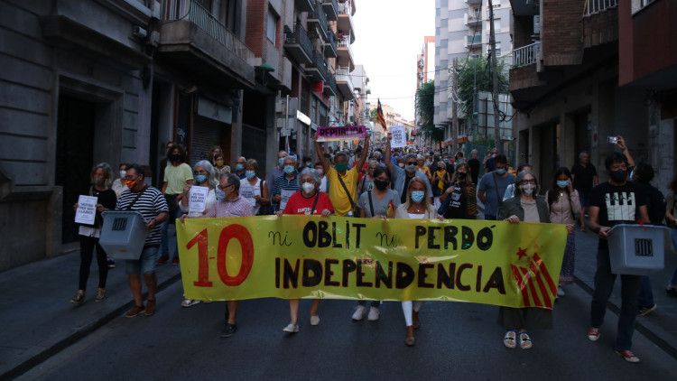 Pla obert de la capçalera de la manifestació de Tarragona amb motiu del quart aniversari de l'1-O, arribant a la Imperial Tarraco. Agència Catalana de Notícies