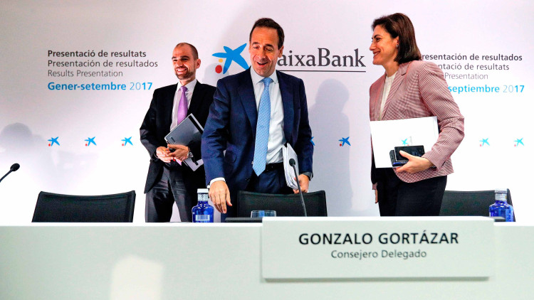 Gonzalo Cortázar, en primer terme, durant la presentació de resultats de CaixaBank a València.. EFE