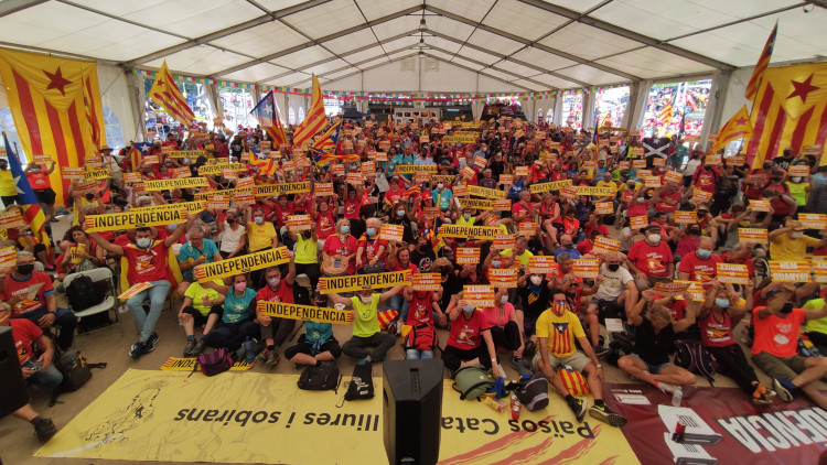 Pla general de la pista poliesportiva d'Aiguaviva el dissabte 2 d'octubre de 2021 plena de gent durant la marxa nord. Agència Catalana de Notícies