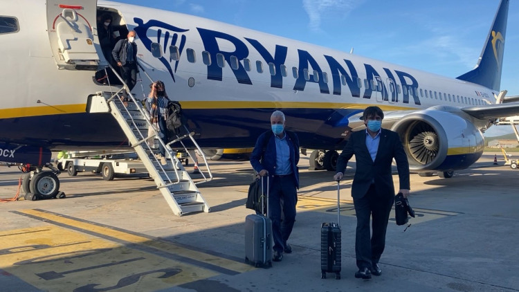 L'expresident Carles Puigdemont i l'exsenador Jami Matamala, sortint de l'avió de Ryanair que els ha portat des de Brussel·les fins a l'Alguer. Agència Catalana de Notícies