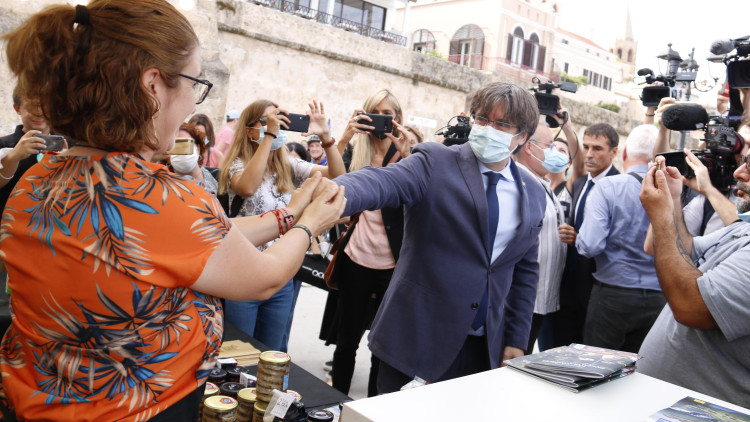L'expresident de la Generalitat Carles Puigdemont, saludant els organitzadors de l'Aplec Internacional d'Adifolk el 25 de setembre del 2021 a l'Alguer. Agència Catalana de Notícies