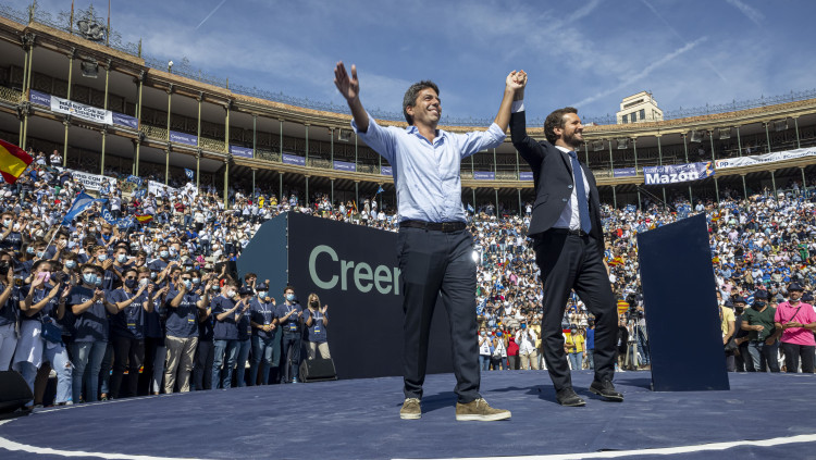 Carlos Mazón i Pablo Casado a l'escenari de l'acte del PP| Miguel Lorenzo