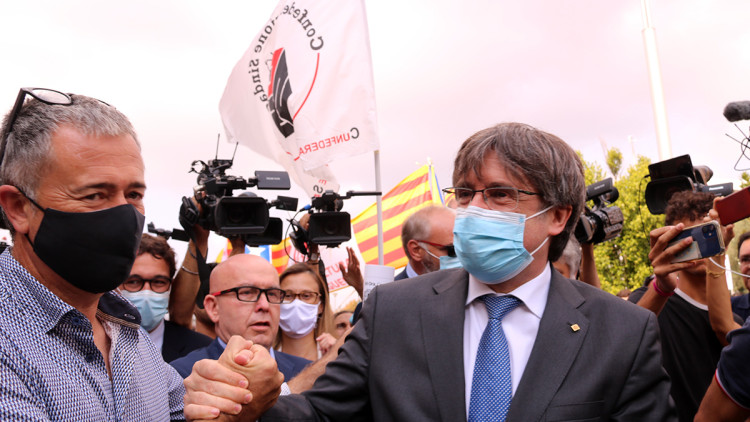 El president a l'exili, Carles Puigdemont, a la sortida del Tribunal d'Apel·lació de Sàsser, a Sardenya el 4 d'octubre del 2021. Agència Catalana de Notícies