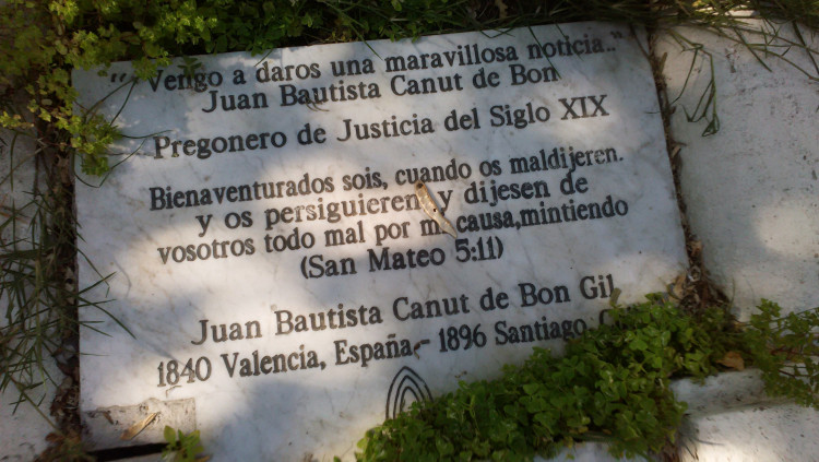 Tomba del pastor metodista Joan Canut de Bon Gil, al Patio de Disidentes del cementiri de Santiago de Xile