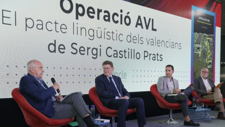 Rafael Alemany, Ximo Puig, Sergi Castillo i l'editor Manolo Gil, d'esquerra a dreta, a l'acte de presentació| GVA