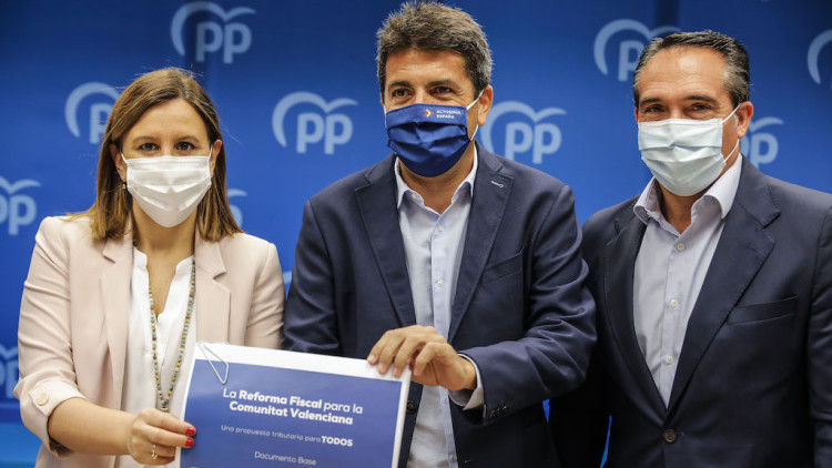 Carlos Mazón, escortat per la secretària general del PPCV, María José Català, i el portaveu d’economia parlamentari, Rubén Ibáñez, durant la presentació a la premsa de la reforma fiscal que propugna el partit.. Europa Press