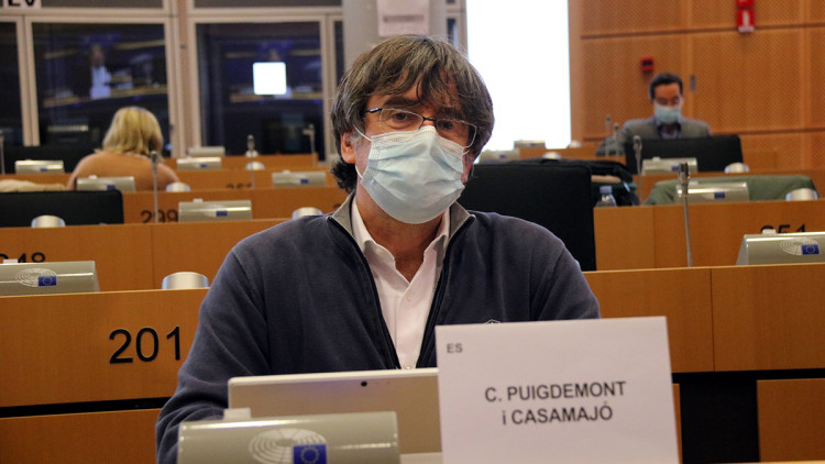 Primer pla de l'expresident i eurodiputat de Junts Carles Puigdemont a la seva arribada a la comissió de Comerç Internacional del Parlament Europeu, a Brussel·les el 27 de setembre del 2021. Agència Catalana de Notícies