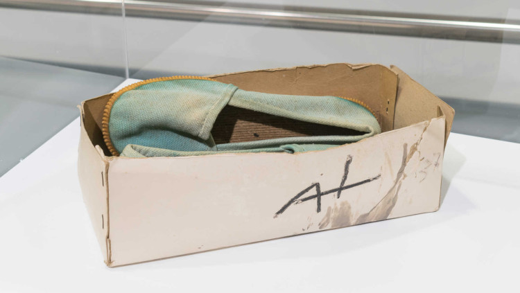 'Espardenyes' (1970-1974), d'Antoni Tàpies.. Foto Gasull