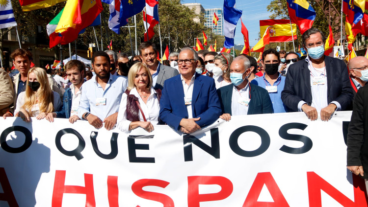 Dirigents de Vox i el PPC a la capçalera de la manifestació del 12-O. Imatge del 12 d'octubre de 2021. Agència Catalana de Notícies