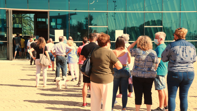 Pla general de les cues a l'exterior del pavelló firal amb motiu de la consulta popular per decidir el nom oficial del municipi de Sant Carles de la Ràpita. Imatge del 12 d'octubre de 2021. Agència Catalana de Notícies