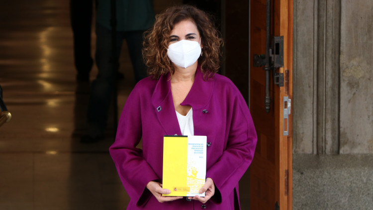 Pla mitjà de la ministra d'Hisenda, María Jesús Montero, amb el projecte de pressupostos de 2022 al Congrés, el 13 d'octubre de 2021. Agència Catalana de Notícies
