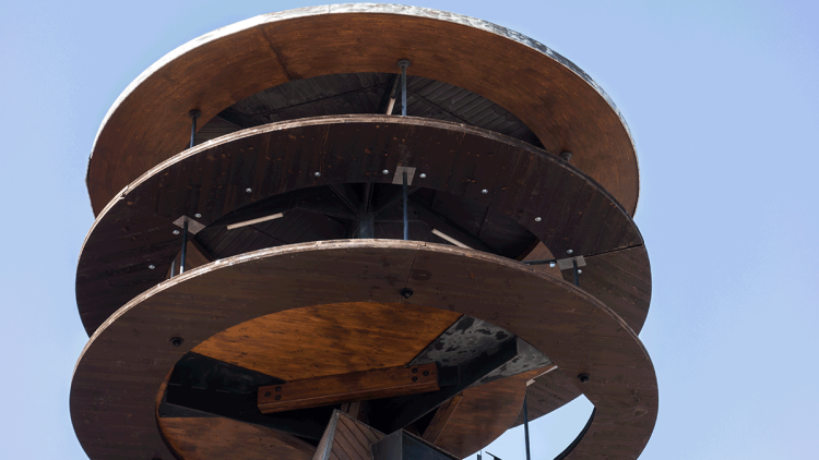 Els tres cercles del capdamunt de la torre Funkis del pavelló de Suècia de l’Exposició Internacional de Barcelona del 1929, reconstruïda a Berga l’any 2008 ARQUITECTURA / PATRIMONI