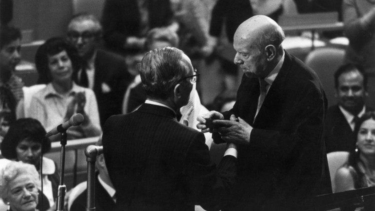 Pau Casals és rebut per U Thant, secretari general de les Nacions Unides, a l'octubre de 1971. Fundació Pau Casals