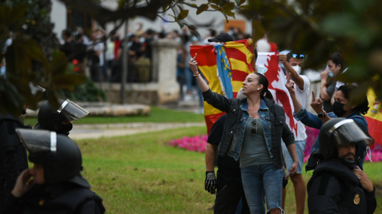 Manifestants espanyolistes increpen antifeixistes el passat 9 d'octubre a València. Europa Press