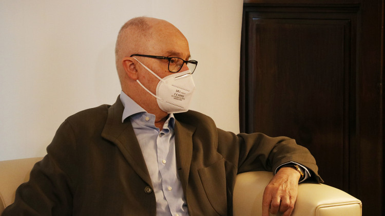 Primer pla del Síndic de Greuges, Rafael Ribó, al despatx d'audiències del Parlament el 23 de juny del 2021. Agència Catalana de Notícies
