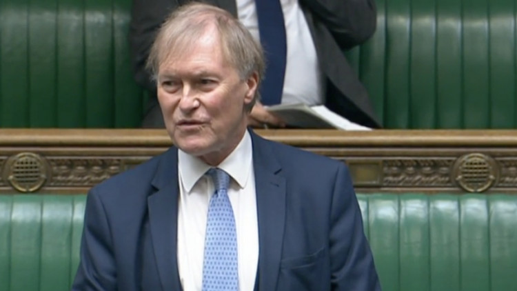 Pla mig del diputat conservador David Amess, mor apunyalat el 15 d'octubre del 2021 a Essex, en una fotografia del seu web durant una intervenció a la cambra britànica. Agència Catalana de Notícies