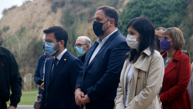 El president Pere Aragonès, el líder d'ERC, Oriol Junqueras i la secretària general adjunta d'ERC, Marta Vilalta, a l'ofrena floral a la tomba de Lluís Companys el 15/10/2021. Agència Catalana de Notícies