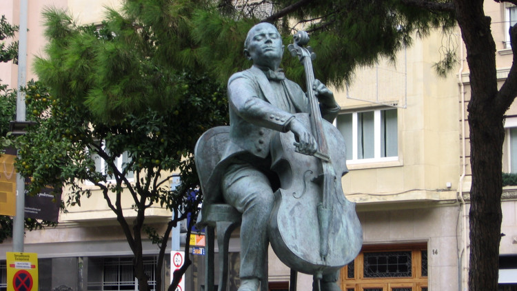 Monument dedicat a Pau Casals a Barcelona. Canaán, CC BY-SA 4.0, via Wikimedia Commons