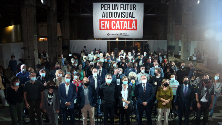 Fotografia de família dels representants del sector audiovisual convocats per Òmnium Cultural. Dimarts 19 d'octube de 2021. Agència Catalana de Notícies