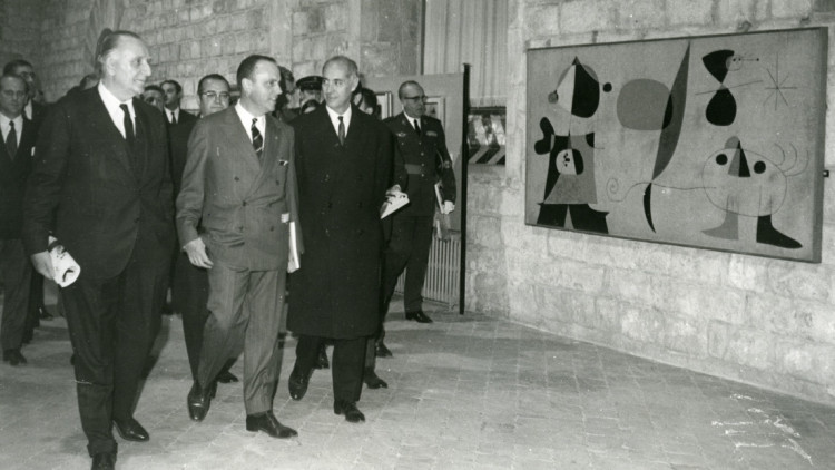 Josep Maria de Porcioles, a l'esquerra, al costat del ministre franquista Manuel Fraga en la inauguració d'una exposició de Joan Miró a l'Antic Hospital de la Santa Creu (1968). Juan Antonio Sáenz Guerrero, CC BY-SA 2.5, via Wikimedia Commons