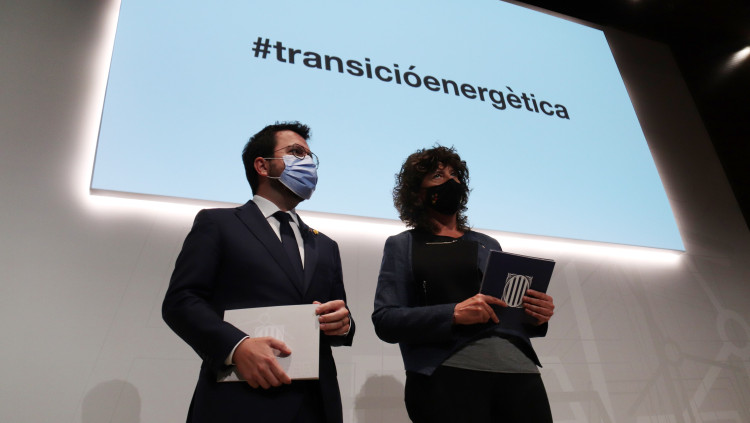 Pla mitjà del president del Govern, Pere Aragonès, i la consellera d'Acció Climàtica, Teresa Jordà en una conferència sobre la transició energètica, el 20 d'octubre del 2021. Agència Catalana de Notícies