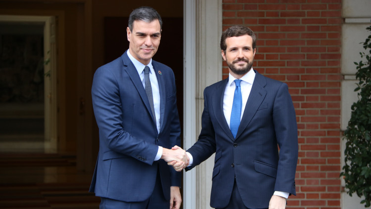 Pla mitjà del president del govern espanyol, Pedro Sánchez, encaixant la mà amb el líder del PP, Pablo Casado, a l'entrada de Moncloa, el 17 de febrer del 2020. Agència Catalana de Notícies