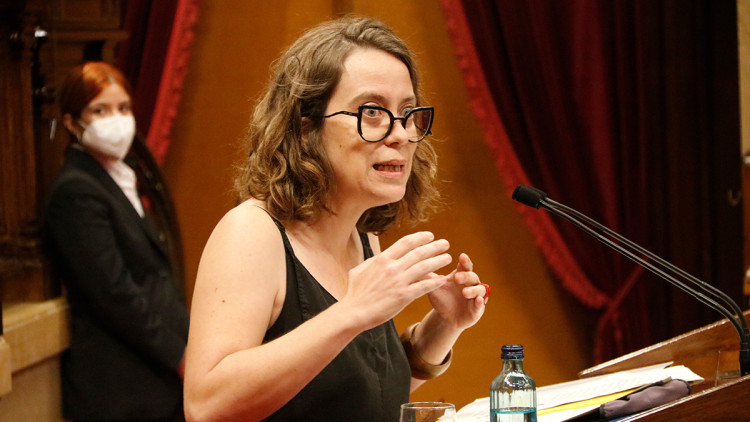 Pla mitjà de la diputada de la CUP-NCG Eulàlia Reguant durant la seva intervenció al Ple del Parlament del 7 de juliol de 2021. Agència Catalana de Notícies