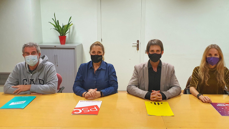 Els presidents dels grups municipals de Junts, David Torrents; PSC, Teresa González; ERC, Àlex Montornès, i En Comú Podem, Aïda Llauradó, després de signar l'acord de govern, el 25 d'octubre de 2021. Agència Catalana de Notícies