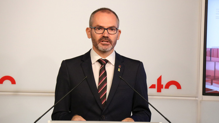 Pla mitjà del vicepresident primer del Parlament, Josep Costa, en roda de premsa. 6 d'octubre del 2020. Agència Catalana de Notícies