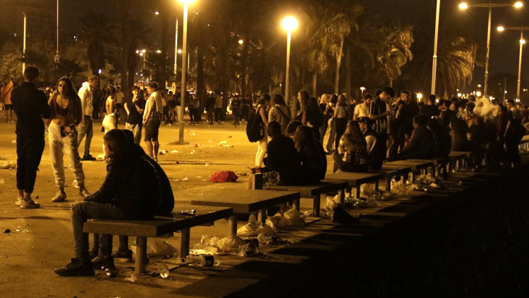 Grups de joves a les acaballes del botellot del Bogatell, amb una gran quantitat de residus al passeig, el 26 de setembre de 2021. Agència Catalana de Notícies