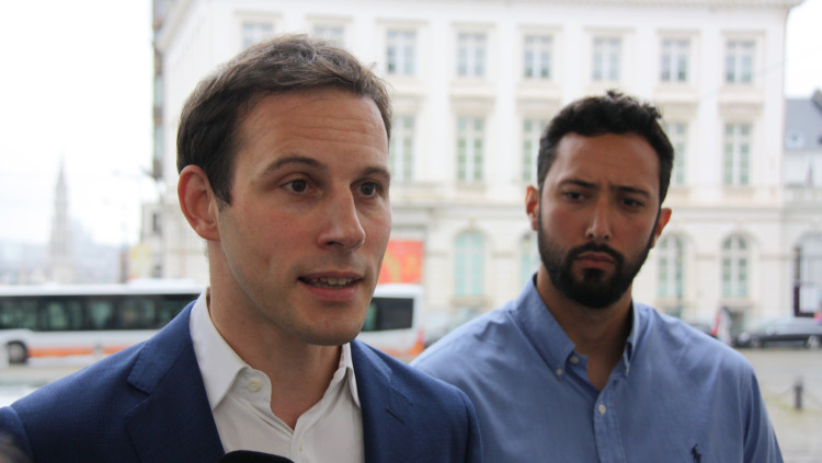 Pla curt de Valtònyc i el seu advocat, Simon Bekaert. Agència Catalana de Notícies
