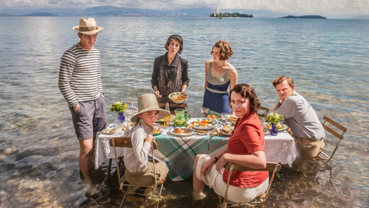 Una imatge de la sèrie The Durrells. Larry, el germà gran, és l’autor de l’ambiciosa 'El quartet d’Alexandria' i el petit, Gerald, el de la Trilogia de Corfú que ha inspirat la sèrie.