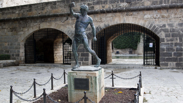 Estàtua de bronze situada a l’entrada del parc de la Mar, de Palma, de Llorenç Rosselló, esculpida el 1898, que representa un foner baleàric