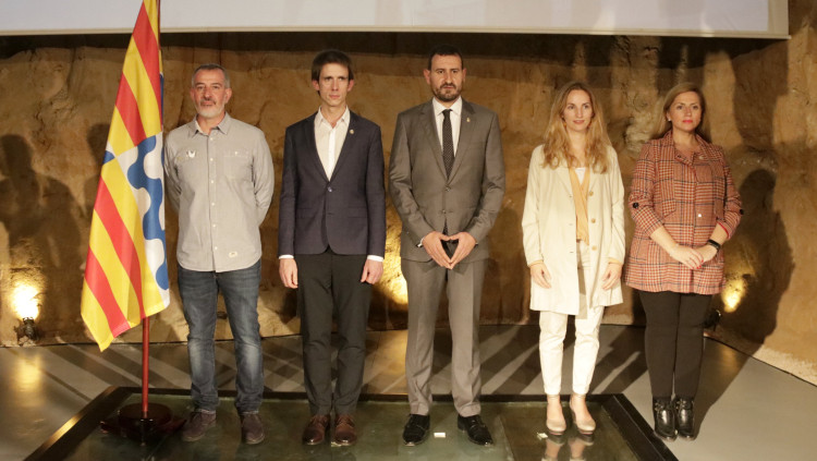 El futur alcalde de Badalona, Rubén Guijarro, acompanyat dels presidents dels grups municipals de Junts, David Torrents; ERC, Àlex Montornès; els comuns, Aïda Llauradó, i el PSC, Teresa González. Agència Catalana de Notícies