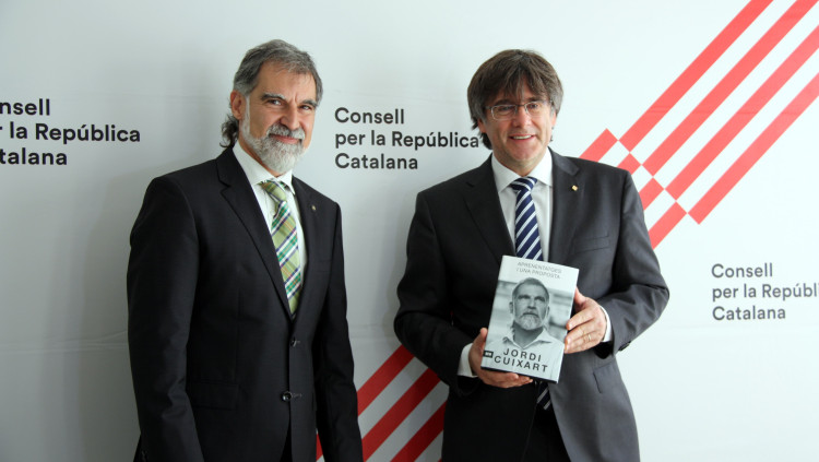 Pla mitjà de Jordi Cuixart i Carles Puigdemont a la Casa de la República, el 29 d'octubre del 2021. Agència Catalana de Notícies