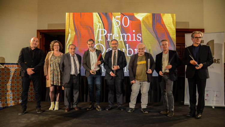 D'esquerra a dreta, Josep de Luis, president de l'Obra Cultural Balear; Anna Oliver, presidenta d'Acció Cultural del País Valencià; l'editor Eliseu Climent; Jordi Cuixart, president de la Federació Llull (entitat premiada amb el guardó d'Actuació Cívica dels Octubre) i president d'Òmnium Cultural; Gabriel Ensenyat, premi d'assaig Joan Fuster; Ricard Ripoll, premi de poesia Vicent Andrés Estellés; i els premis Pere Capellà de Teatre, Rafael Fabregat i Pedro Moltalbán-Kroebel. Prats i Camps