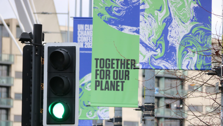 Pla detall dels cartells de la 26a Conferència Mundial pel Clima (COP26) a Glasgow, Escòcia, 1 de novembre del 2021. Agència Catalana de Notícies