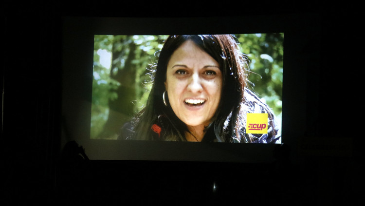 Pla general del vídeo d'Anna Gabriel en l'acte central de Capgirem Vic. Imatge del 21 de maig del 2019. Agència Catalana de Notícies