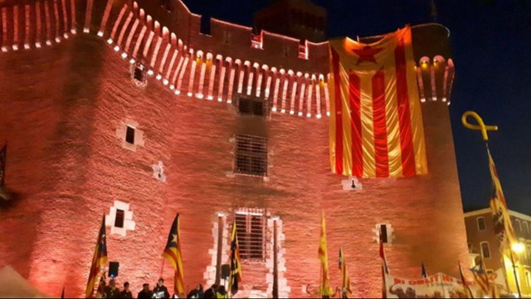 L'estelada, penjada del castellet de Perpinyà en una de les darreres diades del 7 de novembre. Col·lectiu 7 de novembre
