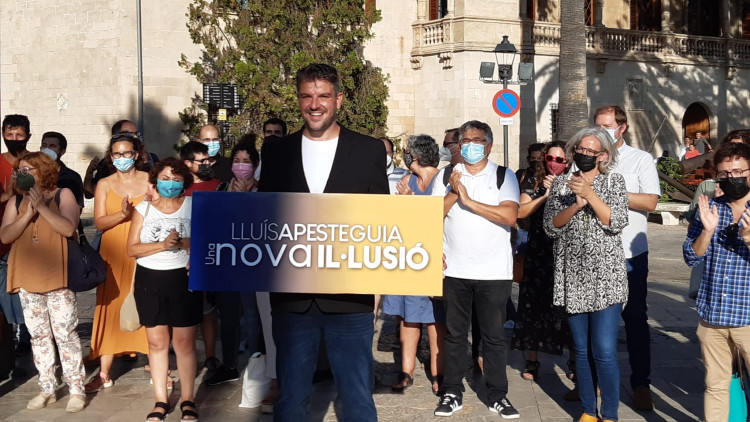 Lluís Apesteguia, fent campanya per la seva candidatura a les primàries de Més per Mallorca. Europa Press
