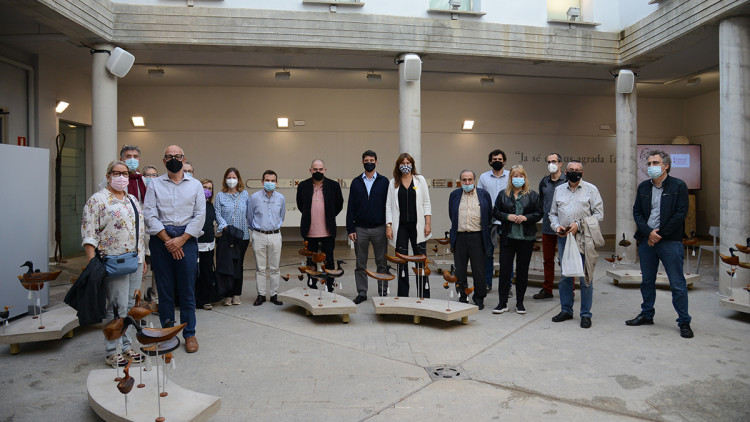 L’editor Eliseu Climent entre la presidenta del Parlament de Catalunya, Laura Borràs, i la consellera catalana de Cultura, Natàlia Garriga, en el claustre del Museu Joan Fuster de Sueca. Prats i Camps